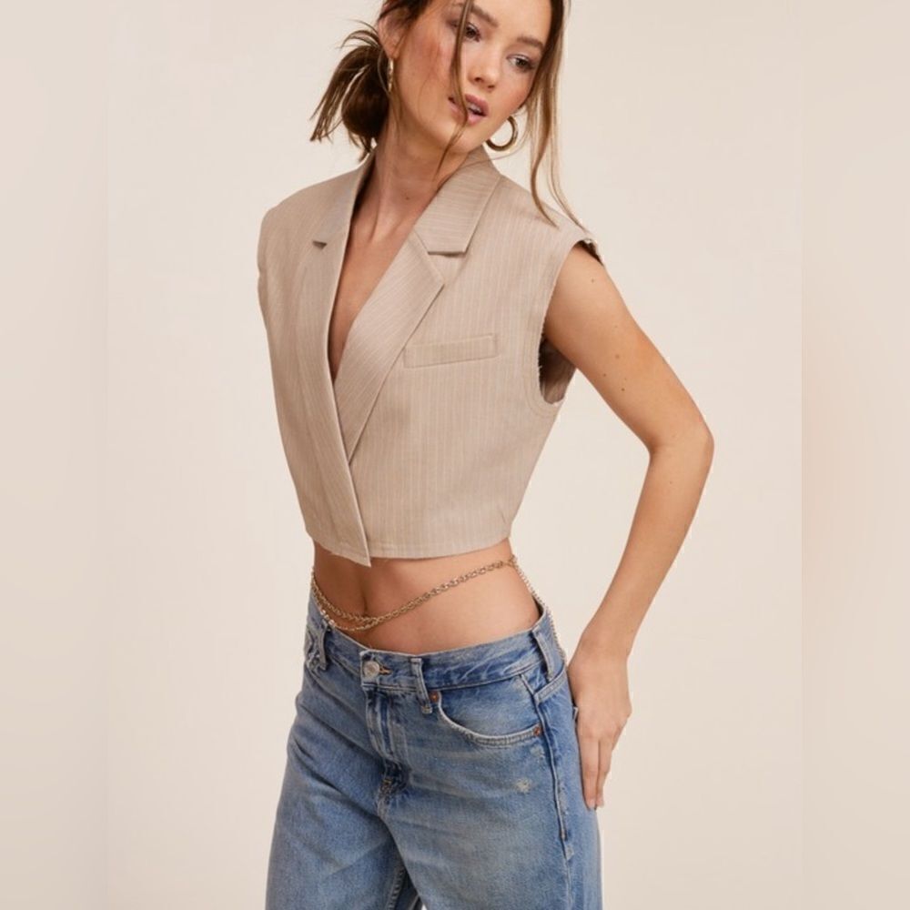 026. CROPPED SLEEVELESS BLAZER VEST- BEIGE - Picture 3 of 12